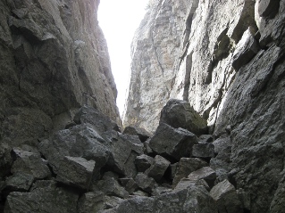 Heading back through the narrow pass, Skaha Bluffs Shady Valley Trail 2014-10.